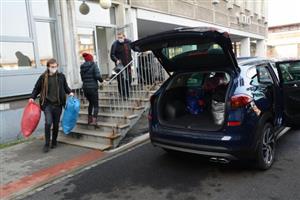 Dvě auta byla naplněna darovaným zimním ošacením a obuví, které pracovníci tří organizací předají potřebným. 
FOTO: DAVID MACHÁČEK