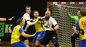 Kopřivničtí hráči Patrik Fulnek a Jaromír Petřík se snaží překonat dvoumetrové karvinské házenkáře Dominika Soláka a Václava France.
FOTO: IVO DUDEK