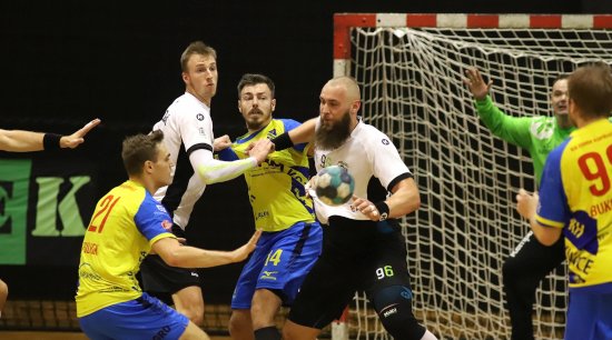 Kopřivničtí hráči Patrik Fulnek a Jaromír Petřík se snaží překonat dvoumetrové karvinské házenkáře Dominika Soláka a Václava France.
FOTO: IVO DUDEK