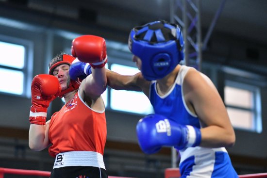 Lenka Čepeláková (vlevo) z Boxing Clubu Kopřivnice na svém posledním mistrovství ČR podlehla o 20 let mladší soupeřce z Vyškova.
FOTO: VÍT ČERNÝ