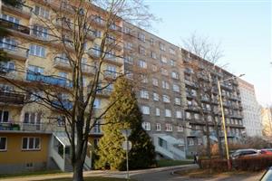 Plánovaná rekonstrukce by měla sjednotit fasádu bloku domů na ulici Dukelské. Vizuální podobu po opravách firma konzultovala s městskými architekty.
FOTO: DAVID MACHÁČEK