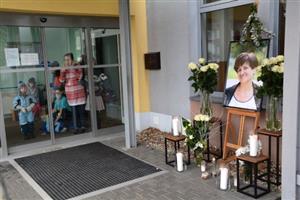 Výročí úmrtí Dagmar Jančálkové z Motýlku připomnělo pietní místo u vchodu. Na jaře jej má nahradit pamětní deska.
FOTO: D. MACHÁČEK