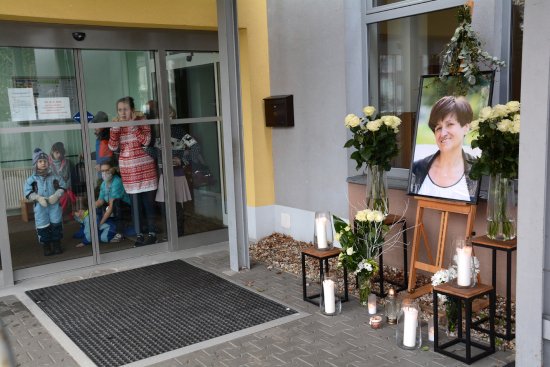 Výročí úmrtí Dagmar Jančálkové z Motýlku připomnělo pietní místo u vchodu. Na jaře jej má nahradit pamětní deska.
FOTO: D. MACHÁČEK