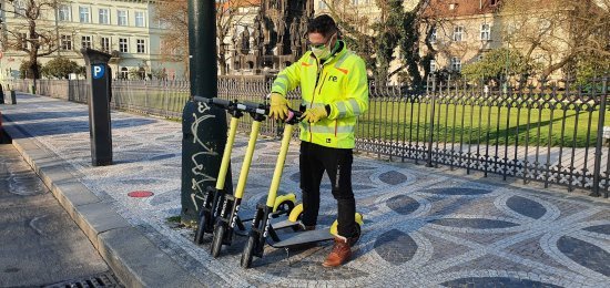 Flotila elektrokoloběžek, které re.volt provozuje v Praze, prochází pravidelnou dezinfekcí. Na jaře by něco podobného mohlo  být k vidění i v Kopřivnici.
FOTO: DAVID MACHÁČEK