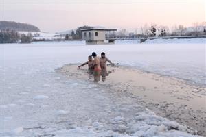 Sněhová přikrývka zabránila tomu, aby led na hladině větřkovické přehrady sílil. Místo bruslařů tak nádrž stále lákala příznivce otužování. Tito nadšenci si neodpustili koupel, ani když teplota vzduchu klesla k -15 stupňům Celsia.     
FOTO: D. MACHÁČEK
