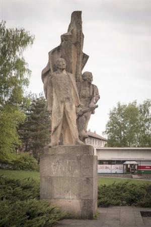 Autorem pískovcového sousoší umístěného před dnešní ZŠ E. Zátopka je Pavel Chráska. 
FOTO: ARCHIV LAŠSKÉ MUZEUM