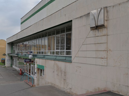 Přestože podnik, na jehož logo nerezová plastika na fasádě odkazuje, už dávno neexistuje, Pramen z dílny sochaře Evžena Schollera je stále na svém původním místě.    
FOTO: Archiv Lašského muzea v Kopřivnici