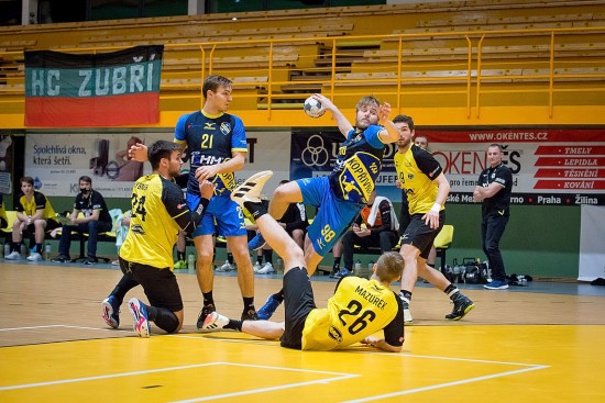 Kopřivničtí házenkáři na palubovce Zubří neuspěli, nepomohly k tomu ani branky Marka Bukovského (s míčem) a Patrika Fulneka.
FOTO: HC ROBE ZUBŘÍ