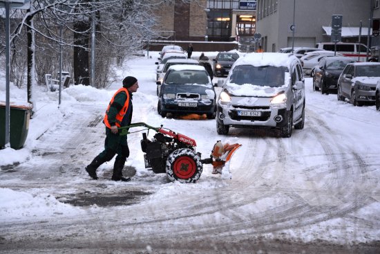 Zimní údržbu v ulicích Kopřivnice Slumeku komplikuje nejen nemocnost či karanténa části jeho zaměstnanců, ale často i nevhodně zaparkovaná vozidla.
FOTO: DANA HOĎÁKOVÁ