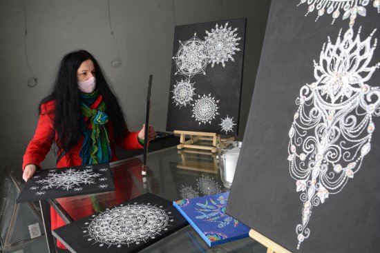 Zuzana Hrnčiarová při instalaci svých obrazů v Galerii Galaxie. Na různých místech Kopřivnice se nyní prezentují svými autorskými pracemi také další místní výtvarníci.
FOTO: DAVID MACHÁČEK
