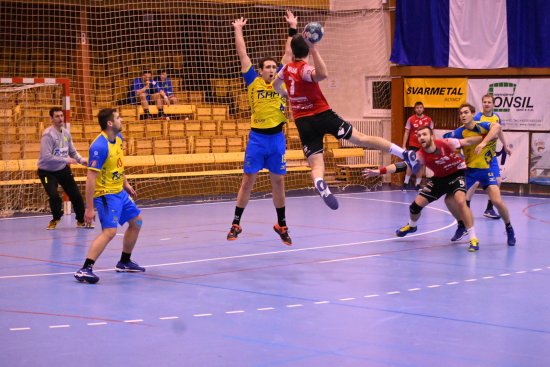 Kopřivničtí házenkáři s Jičínem drželi krok pouze první čtvrt hodiny, poté začali kvůli mnoha chybám a trápení v útoku ztrácet a nakonec prohráli.
FOTO: KRISTINA ČABLOVÁ