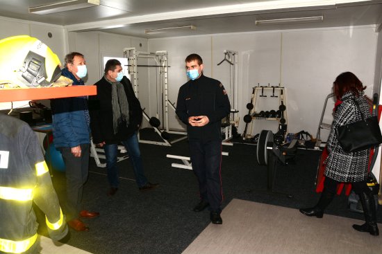 Zástupci kopřivnické radnice si minulý pátek prohlédli prostory prozatímní hasičské stanice HZS MSK stojící u průmyslového parku.
FOTO: DAVID MACHÁČEK