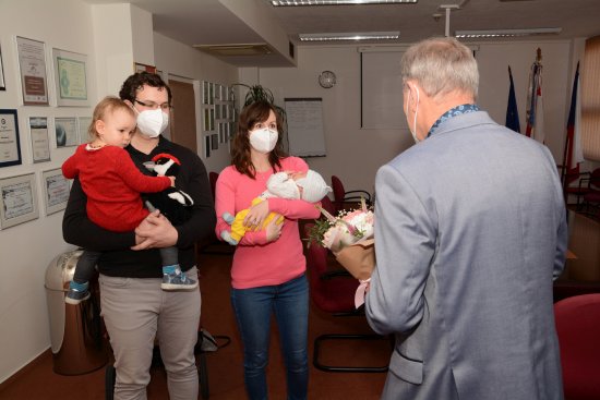 Netradičně na půdě zdejší radnice proběhlo přivítání prvního občánka Kopřivnice za rok 2021. Tím je Ondřej Hajdušek.
FOTO: D. MACHÁČEK