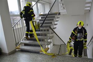 Tématem taktického cvičení profesionální jednotky hasičů Moravskoslezského kraje byl požár a záchrana osoby z výškové budovy. Nácvik probíhal během víkendu v budově zdejší radnice.
FOTO: DANA HOĎÁKOVÁ