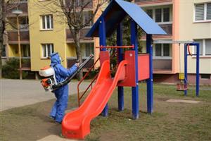 Dětská hřiště v Kopřivnici prošla v minulém týdnu dezinfekcí a poté zůstala navzdory doporučení vlády otevřená. K dispozici nejsou pouze oplocená hřiště u škol a sportovišť.
FOTO: DAVID MACHÁČEK