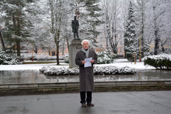 Připomínka 171. výročí narození TGM se letos musela obejít bez účasti veřejnosti. Tradiční projev Ladislava Cvíčka odvysílala KTK.
FOTO: D. HOĎÁKOVÁ