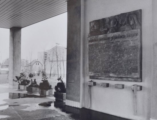 Pamětní deska připomínající Slovenské národní povstání a jeho oběti je v depozitáři zdejšího muzea.
FOTO: ZEMSKÝ ARCHIV OPAVA