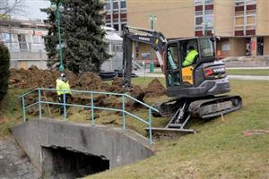 První výkopové práce v centru města s jeho revitalizací souvisí zatím jen nepřímo. Jde o přeložku vedení elektrické energie. Hned po  jejím dokončení začne etapa obnovy zatrubnění Kopřivničky.
FOTO: DAVID MACHÁČEK