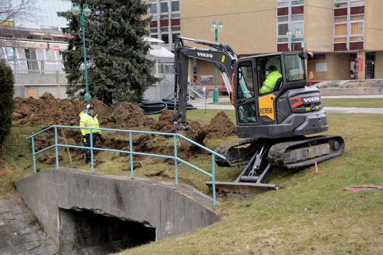 První výkopové práce v centru města s jeho revitalizací souvisí zatím jen nepřímo. Jde o přeložku vedení elektrické energie. Hned po  jejím dokončení začne etapa obnovy zatrubnění Kopřivničky.
FOTO: DAVID MACHÁČEK