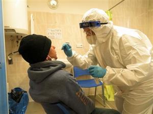 Testování v centru Racek prováděla zkušená zdravotní sestra. V budoucnu chce sociální služba k zjišťování, zda se její klienti nenakazili covidem, využívat samotesty.
FOTO: MICHAL RAŠKA