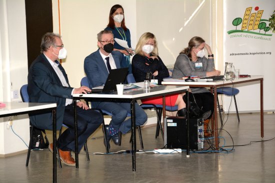 Jiří Navrátil, náměstek hejtmana Moravskoslezského kraje pro oblast sociálních věcí, informoval v pondělí členy sociální a zdravotní komise o harmonogramu realizace výstavby domova seniorů v Kopřivnici.
FOTO: DAVID MACHÁČEK