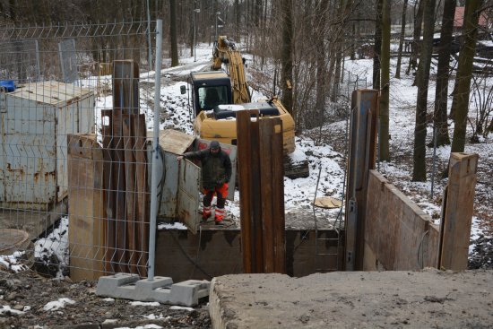Práce na stavbě kanalizace v Mniší se doposud vyhýbaly komunikacím. To se ale brzy změní a řidiči se musí připravit na dopravní omezení.
FOTO: DAVID MACHÁČEK