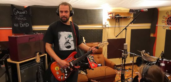 Kapelník ZAhRADKAřů Pavel Kriške při nahrávání svých partů pro druhou desku, kterou by kapela ráda dokončila letos v červnu.
FOTO: PETR JANÍK