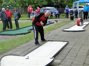 Leopold Holub zahrává úder na kopřivnickém hřišti, kde s minigolfem začínal a kde také dosáhl historického milníku tohoto sportu v Československu.
FOTO: ARCHIV ČMGS