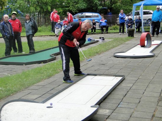 Leopold Holub zahrává úder na kopřivnickém hřišti, kde s minigolfem začínal a kde také dosáhl historického milníku tohoto sportu v Československu.
FOTO: ARCHIV ČMGS