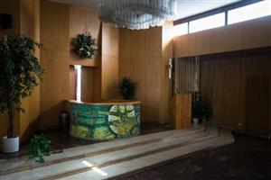 Keramická mozaika zdobící hlavní prostor kopřivnické smuteční síně je dílem Vlastislava Holuba, podobně jako ta v centru města.
FOTO: ARCHIV LAŠSKÉ MUZUEUM