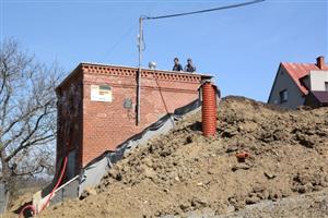 V okolí historického vodojemu, který prošel rozsáhlou rekonstrukcí, probíhají dokončovací terénní práce.
FOTO: DAVID MACHÁČEK