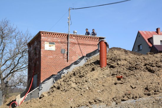 V okolí historického vodojemu, který prošel rozsáhlou rekonstrukcí, probíhají dokončovací terénní práce.
FOTO: DAVID MACHÁČEK