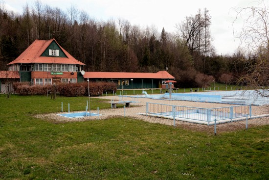 Areál populárního libotínského koupaliště je stále pustý. Letos v létě by ale místo koupajících měl patřit stavební firmě, která jej zrekonstruuje.
FOTO: DAVID MACHÁČEK