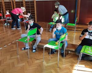 První úkol, který museli žáci prvního stupně základních škol po návratu k prezenční výuce zvládnout, bylo antigenní samotestování.
FOTO: JANA NENIČKOVÁ