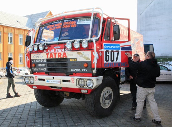 Dakarský speciál Tatry, který v roce 1988 triumfoval na 10. ročníku slavné rallye, převezla do nového muzea původní posádka s Karlem Lopraisem za volantem.
FOTO: M. BORTLOVÁ