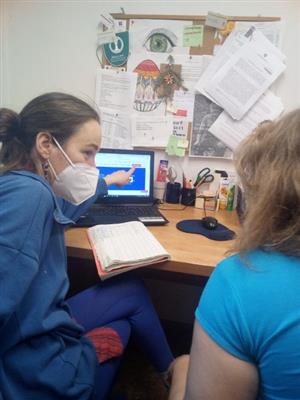 Pracovníci centra Racek nabízejí klientům pomoc s vyplněním dotazníku Sčítání lidu.
FOTO: MICHAL RAŠKA