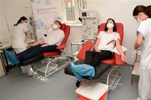 Zástupci kopřivnické radnice v čele s místostarostou René Lakomým se zapojili do kampaně, jejímž cílem je získat nové dárce krve.
FOTO: DAVID MACHÁČEK