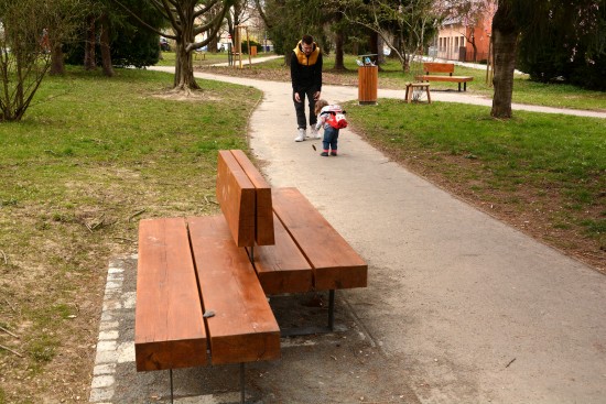 Lavičky v revitalizovaném parku mezi ulicemi Pionýrská a Sadová už po odstranění výronů pryskyřice na části z nich slouží obyvatelům města.
FOTO: DAVID MACHÁČEK