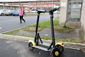 Půjčování elektrických koloběžek i skútrů v Kopřivnici funguje už víc než měsíc. Problémy jsou především s nevhodným parkováním v ulicích.
FOTO: DAVID MACHÁČEK