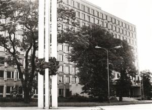 Realizace Monumentu RVHP před tehdejší ředitelskou budovou Tatry trvala stejně tak dlouho, jako pomník vydržel na svém místě do odstranění v roce 1991. 
FOTO: ARCHIV MUZEUM FOJTSTVÍ
