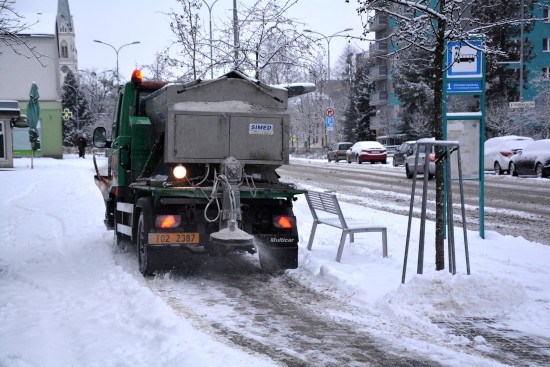 Více sněhu v ulicích během uplynulé zimní sezony znamenalo také zvýšení nákladů na údržbu silnic a chodníků. Oproti loňské suché zimě stouply víc než 4krát.
FOTO: D. HOĎÁKOVÁ