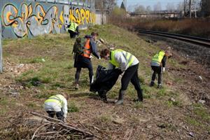 Jedním z míst, které dobrovolníci minulou sobotu vyčistili od odpadků, bylo okolí železniční trati za supermarketem Kaufland. Celkem se úklidové akce za slunného počasí zúčastnilo na 70 lidí.
FOTO: DAVID MACHÁČEK