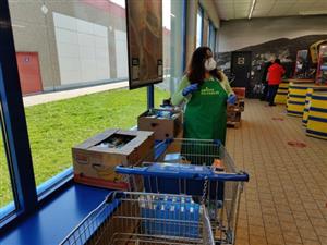 Poprvé se letos jarní Potravinová sbírka uskutečnila i v Lidlu. Díky zapojení tří místních supermarketů bylo nasbíráno rekordních 1,5 tuny zboží, které pomůže potřebným.
FOTO: D. MACHÁČEK