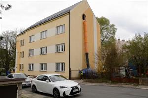 Minulý týden začala odkládaná rekonstrukce domu s byty zvláštního určení na Masarykově náměstí. Práce zatím probíhají ve společných prostorách.
FOTO: DAVID MACHÁČEK