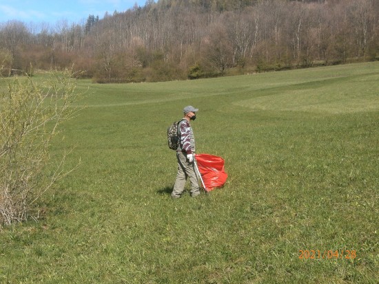 Klienti Denního centra Racek již tradičně u příležitosti Dne Země uklízejí okolní přírodu. Tentokrát se vydali na Bílou horu.
FOTO: MICHAL RAŠKA