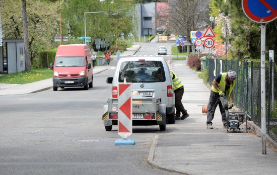 Začala rekonstrukce chodníku i vozovky na části ulice Kpt. Jaroše. Práce si vyžádají i dopravní omezení včetně časově omezeného úplného uzavření ulice v centru Kopřivnice.
FOTO: DAVID MACHÁČEK