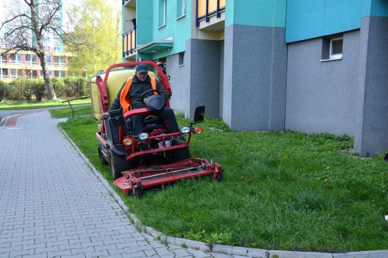 V závěru dubna začalo Slumeko se sečením travních ploch ve městě. V centru a u dětských hřišť se podle harmonogramu bude sekat pětkrát za sezonu.
FOTO: DANA HOĎÁKOVÁ