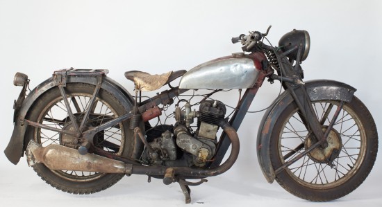 Motocykl Jawa 350sv z roku 1935 v původním stavu a po renovaci, které se jí dostalo ve specializovaných dílnách VŠB-TÚ v Ostravě.
FOTO: VŠB-TÚ