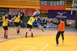 Mladý kopřivnický házenkář Jan Polcar se chopil příležitosti a v zápase proti Zubří byl se šesti brankami nejlepším střelcem týmu.
FOTO: KRISTINA ČABLOVÁ