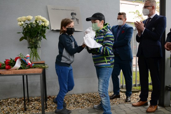 Děti ze speciální školy Motýlek minulý pátek pomohly s odhalením pamětní desky Dagmar Jančálkové.
FOTO: DAVID MACHÁČEK